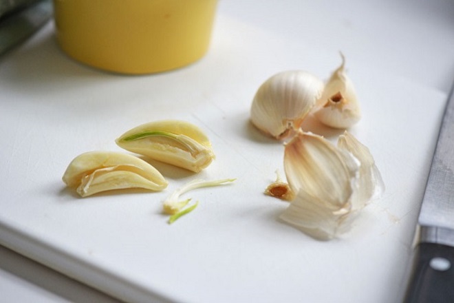 Triky, jak snadné je oloupat česnek 2