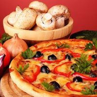 koliko v rezini pizza kalorij