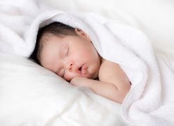 kolik by dítě mělo spát za 2 měsíce