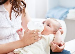 kako pogosto morate hraniti novorojenčka z materinim mlekom
