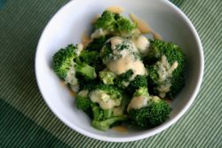 kako okusno kuhati zamrznjenega brokolija na okrasu