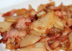 как да се пекат картофи в микровълнова с свинска мас