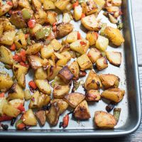 Печени картофи със зеленчуци във фурната
