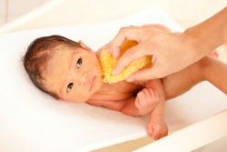 jak se poprvé vykoupat novorozené dítě