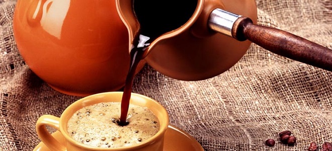 Jak udělat kávu v keramickém Turk