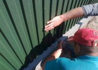 Как да се изгради ограда от профилирани листове29
