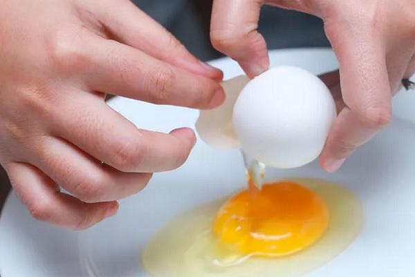 Jak sprawdzić surowe jajko pod kątem świeżości
