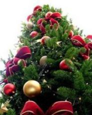 veliko umjetno božićno drvce