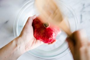 Kako skrbno očistiti granatno jabolko 1
