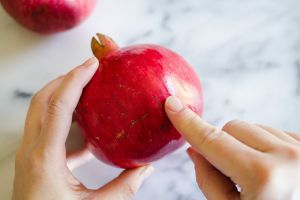 Jak jednoduše odlupovat granátové jablko 1