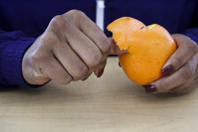 Kako očistiti naranču bez noža 1