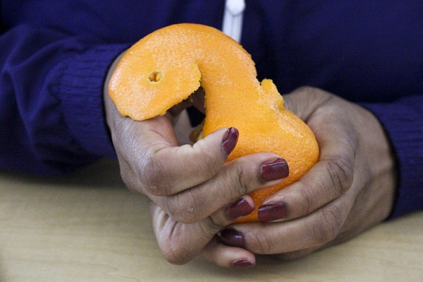 Как да почистите портокал без нож 2