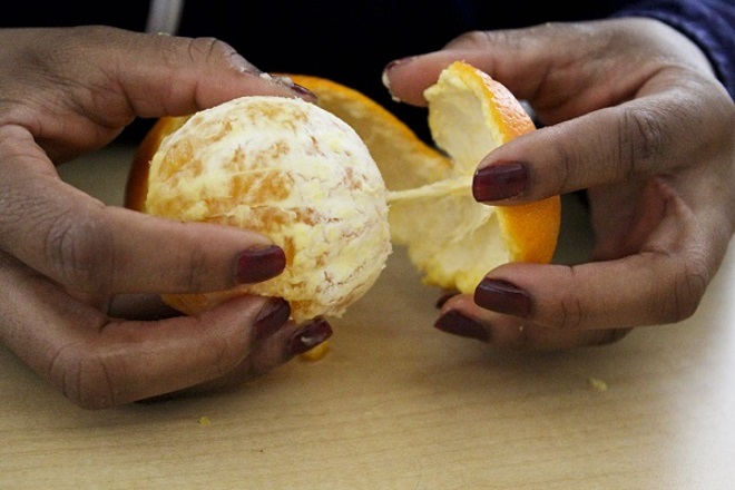 Как да почистим портокал без нож 3
