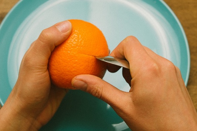 Kako brzo i jednostavno očistiti naranču 2