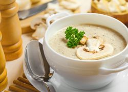 gobova kremna juha s svežimi gobami