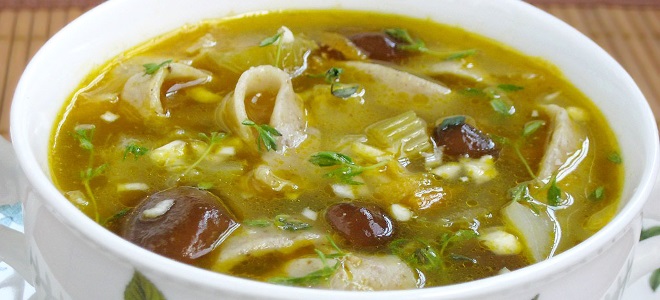 świeża zupa z borowików