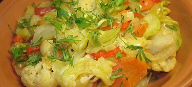зеленчуков задушник със зеле и картофи
