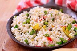 riža s povrćem u mikrovalnoj pećnici