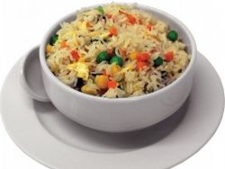 rýže s vejcem kolem zeleniny