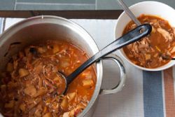 Месна супа, приготвена от прясно и кисело зеле - рецепта