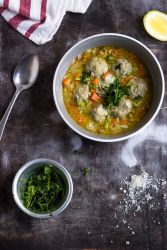 Како кувати супу са месним куглицама и пиринчем у спорим кухињама