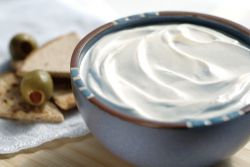zakysaná smetana v receptu výrobcem jogurtu