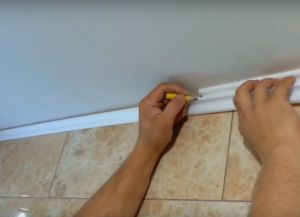 Как да се изкорени тавана plinth7