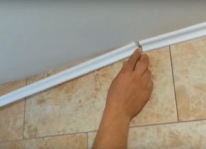 Jak řezat stropní lištu9
