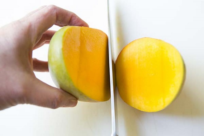 Jak wyciąć mango z kością 1