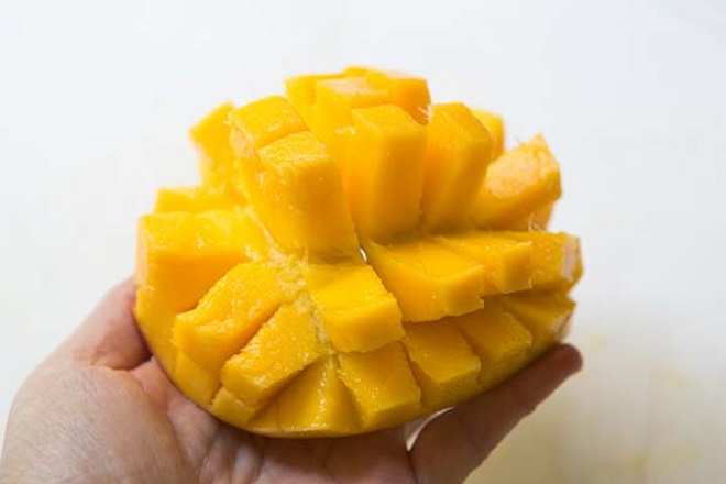 Как да отрежете манго с кост 2