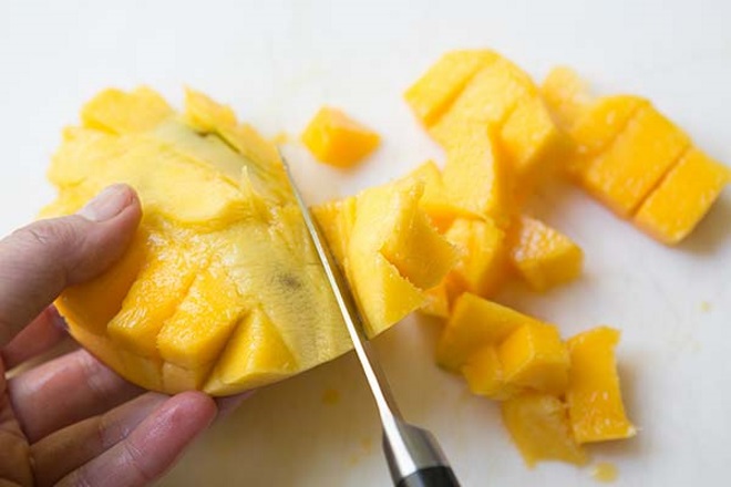 Jak wyciąć mango z kością 3
