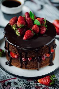 Jak pięknie udekorować ciasto czekoladowe z truskawkami 1