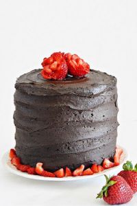 Как да украсяваме шоколадова торта с ягоди 2