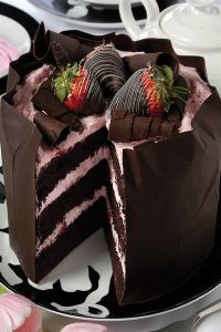 Как да украсяваме шоколадова торта с ягоди 3