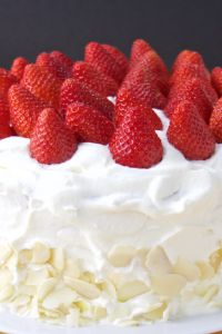 Торта украсена със сметана и ягоди 3