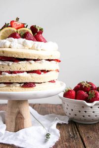 Торта украсена със сметана и ягоди 1