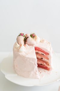 Как да красим украсяваме торта с ягоди у дома 5