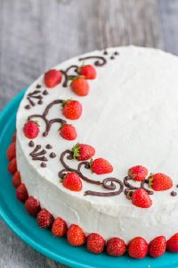 Как да украсим торта с ягоди