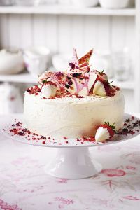 Как да украсим торта с ягоди