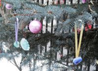 Како украсити божићно дрво на улици својим рукама6