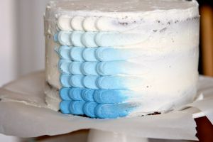Как украсить бока торта кремом 3
