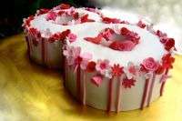 торт украшенный розами из мастики 2