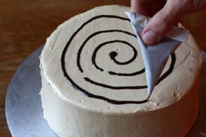 Как украсить торт паутинкой из шоколада 1