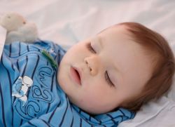 kako naučiti otroka, da spi v posteljici
