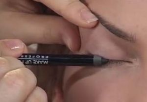 Kako pravilno povzemati oči s svinčnikom 2