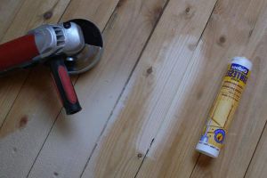 Kako odstraniti zataknjeno peno iz lesenega tla