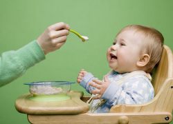 kako hraniti otroka v 6 mesecih