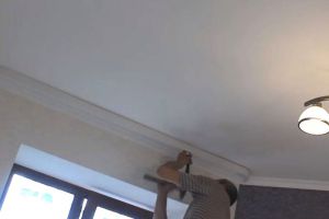 Kako pritrditi stropno vogal za zavese 10