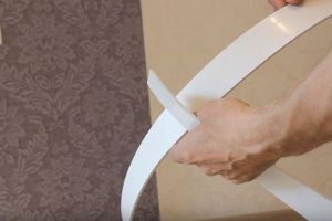 Kako pritrditi stropnico za zavese 3