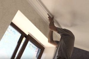 Как да оправим коридора на тавана за завеси 8